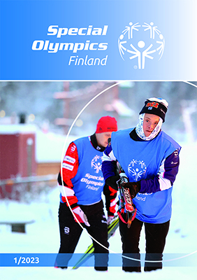 Lehden 1/2023 kansikuva: kaksi mieshiihtäjää kantamassa suksia ladun reunalla Special Olympics -liiveissään.